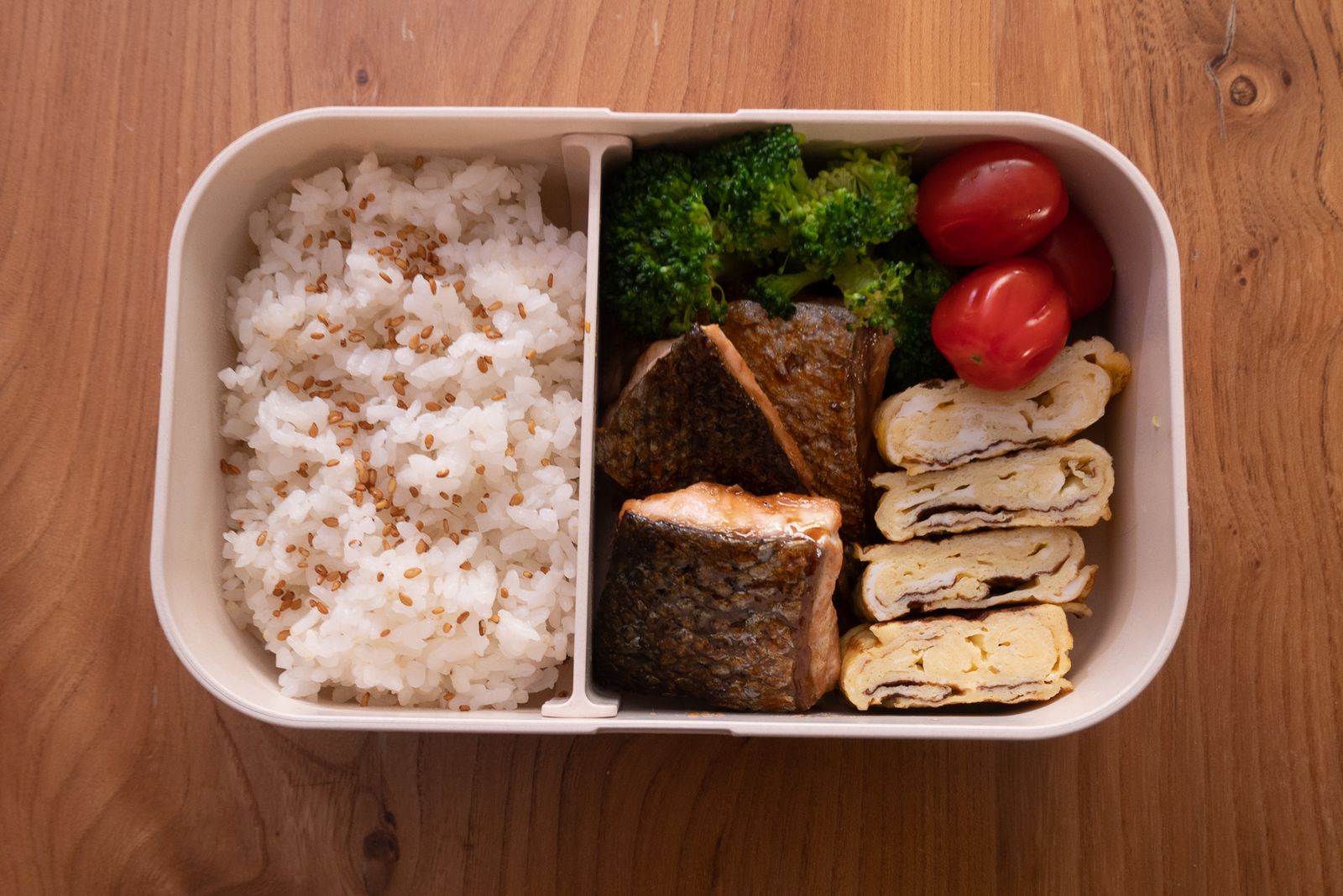 Salmon teriyaki and tamagoyaki Japanese bento recipe